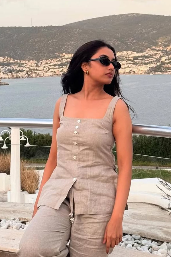 OG_20Movie_20Actress_20Priyanka_20Mohan_20Enjoying_20Foreign_20Trip_20Photos_20_285_29.jpg 6