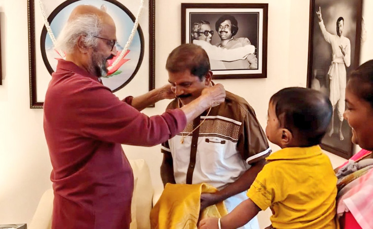 rajinikanth-gold-chain-gift.jpg
