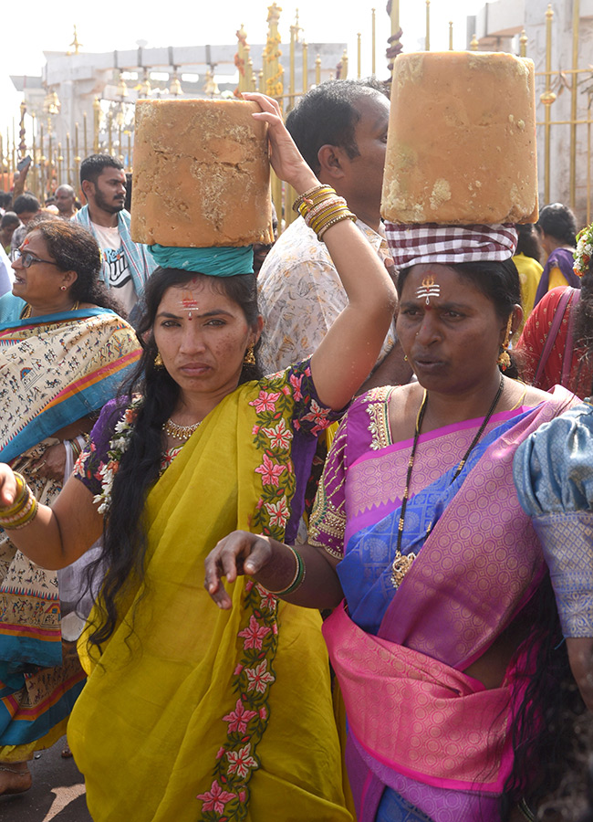 Huge_20Devotee_20Rush_20At_20Medaram_20Jatara_202026__20_2812_29.jpg 12