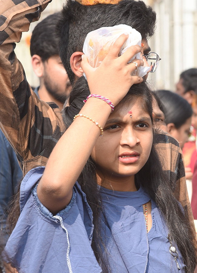 Huge_20Devotee_20Rush_20At_20Medaram_20Jatara_202026__20_2814_29.jpg 14