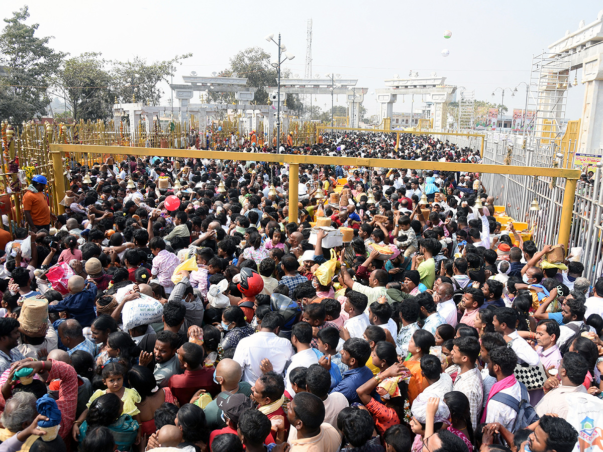 Huge_20Devotee_20Rush_20At_20Medaram_20Jatara_202026__20_282_29.jpg 2