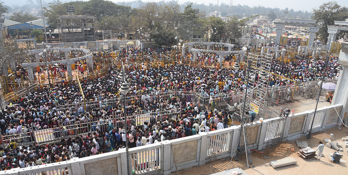 Huge_20Devotee_20Rush_20At_20Medaram_20Jatara_202026__20_287_29.jpg 7