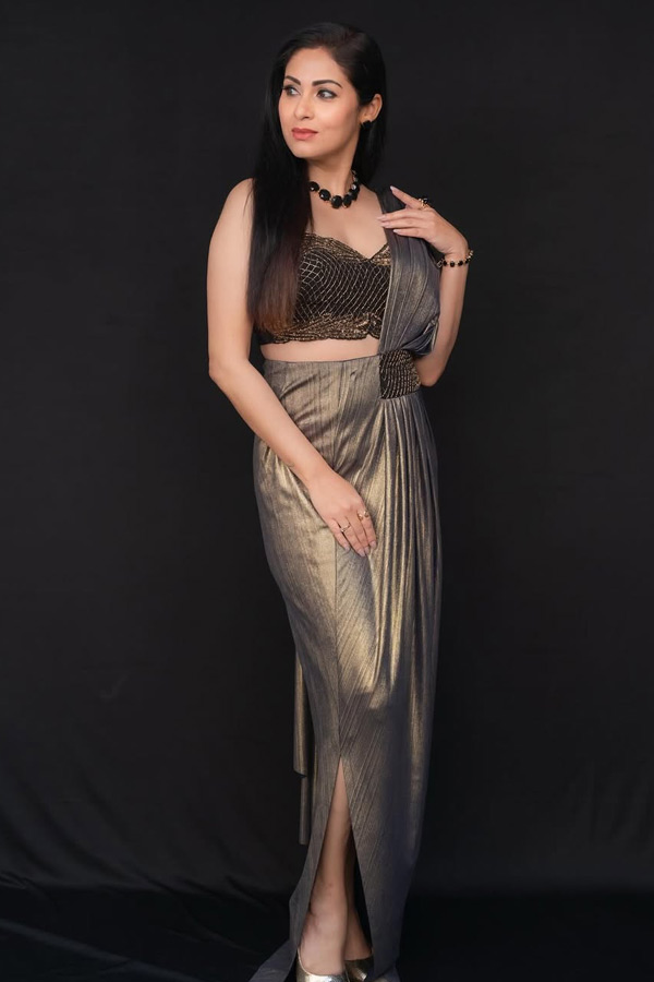 Actress_20Sadha_20Latest_20Beautiful_20Photos_20_2811_29.jpg 12