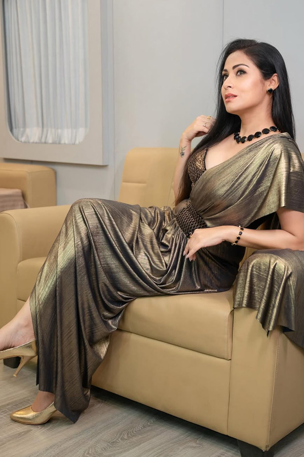 Actress_20Sadha_20Latest_20Beautiful_20Photos_20_2812_29.jpg 13