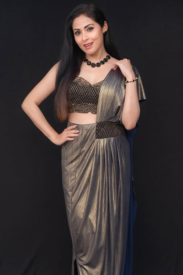 Actress_20Sadha_20Latest_20Beautiful_20Photos_20_2816_29.jpg 17