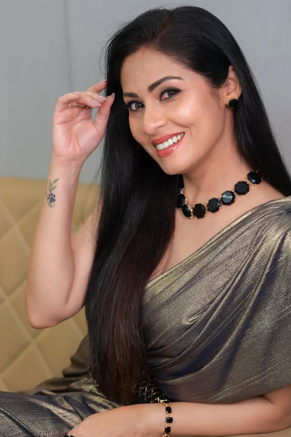 Actress_20Sadha_20Latest_20Beautiful_20Photos_20_282_29.jpg 3