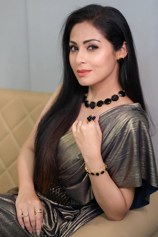 Actress_20Sadha_20Latest_20Beautiful_20Photos_20_284_29.jpg 5
