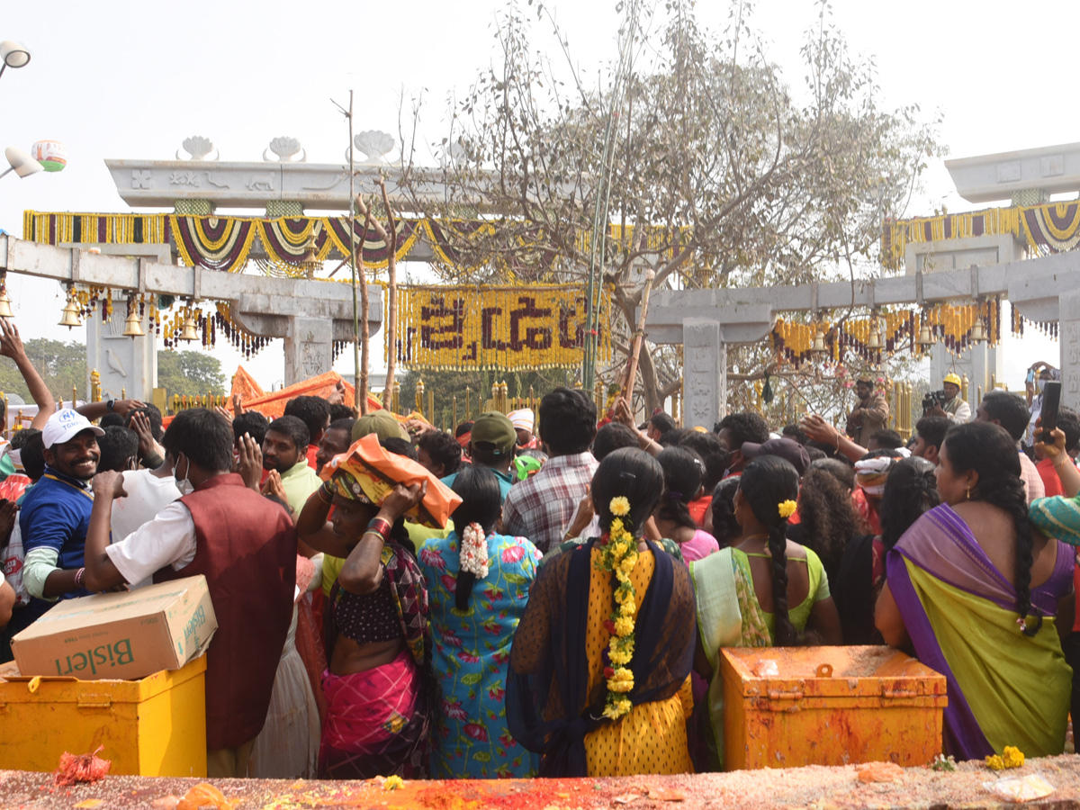 Medaram_20Samakka_20Saralamma_20Jatara_202026_20Photos_20_288_29.jpg 17