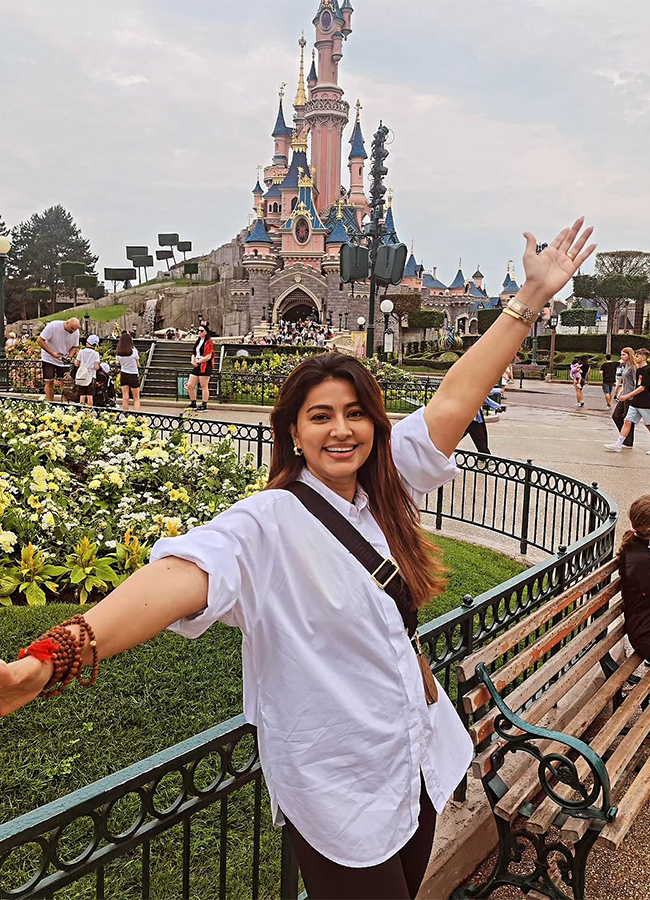 Actress_20Sneha_20in_20Paris_20Viral_20Photos__20_284_29.jpg 4