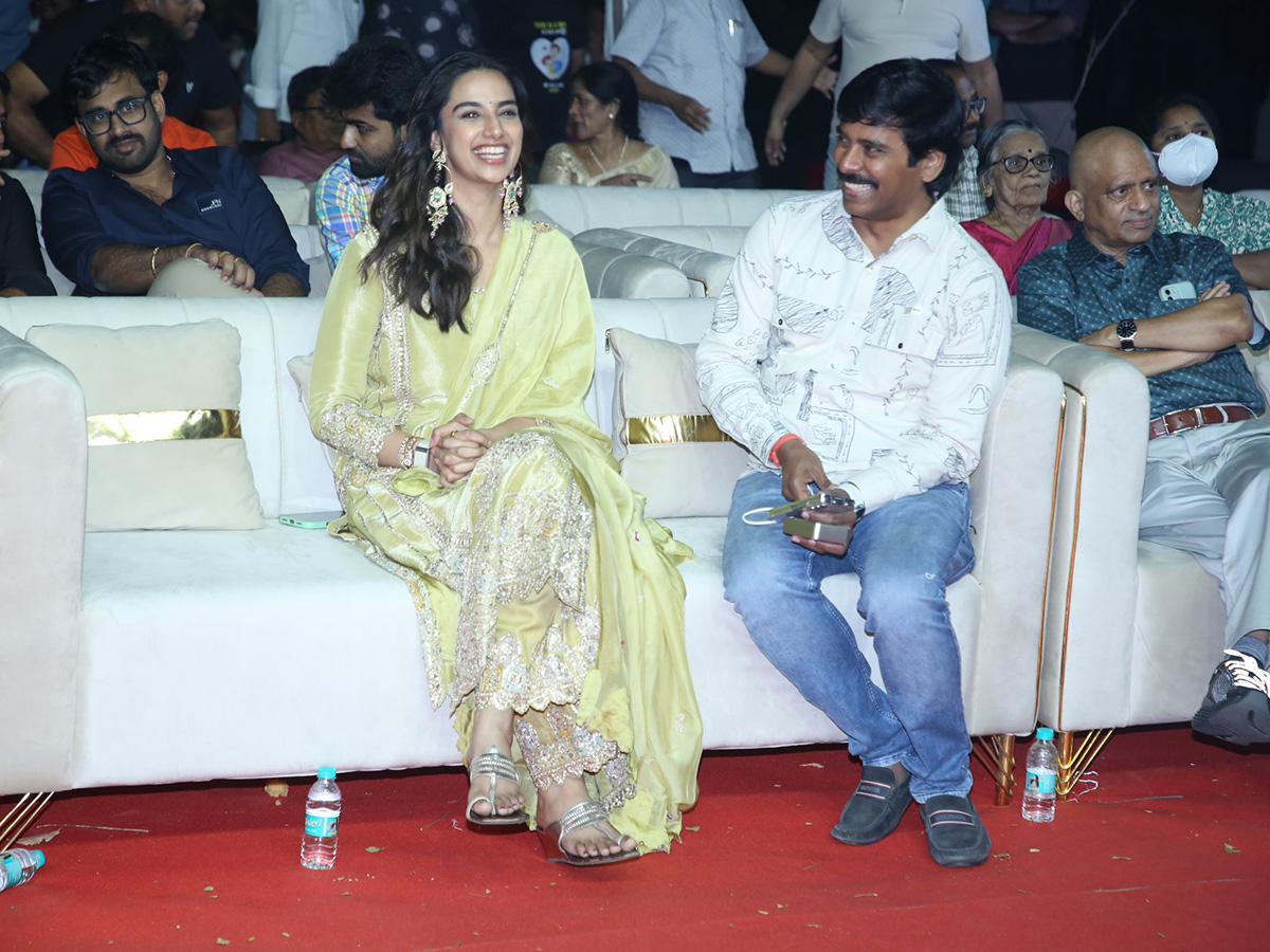Anaganaga_20oka_20Raju_20Sankranthi_20Blockbuster_20Success_20Celebrations__20_289_29.jpg 9