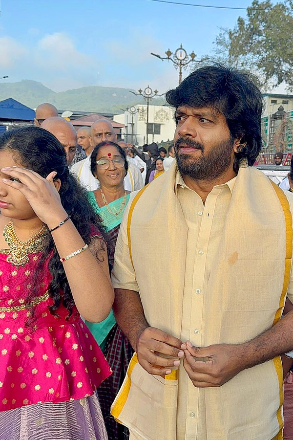 Director_20Anil_20Ravipudi_20family_20visited_20Tirumala_20Srivari_20Temple_20Photos_20_2810_29.jpg 10