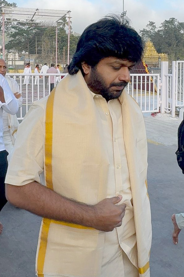 Director_20Anil_20Ravipudi_20family_20visited_20Tirumala_20Srivari_20Temple_20Photos_20_2812_29.jpg 12