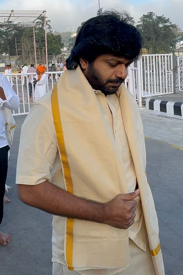 Director_20Anil_20Ravipudi_20family_20visited_20Tirumala_20Srivari_20Temple_20Photos_20_2813_29.jpg 13