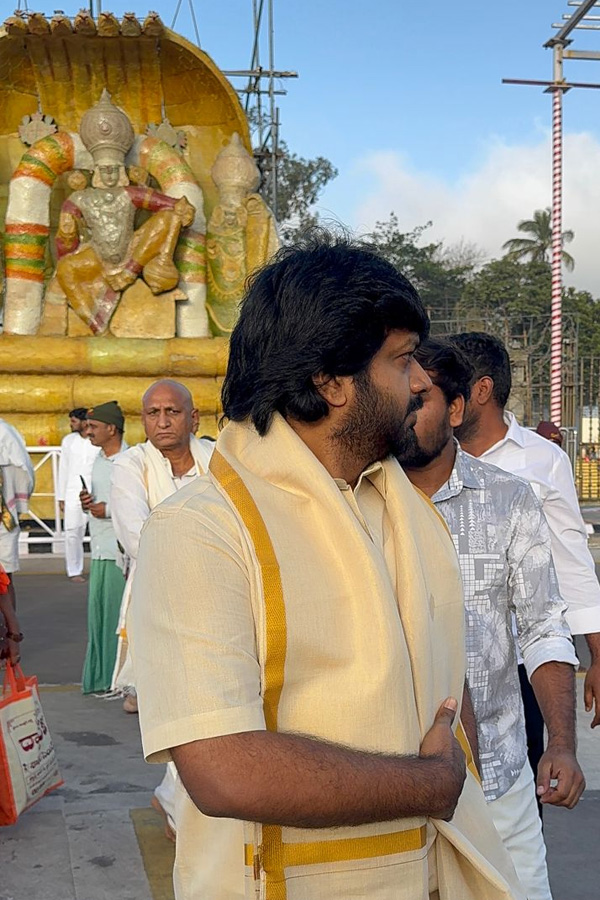 Director_20Anil_20Ravipudi_20family_20visited_20Tirumala_20Srivari_20Temple_20Photos_20_2815_29.jpg 15