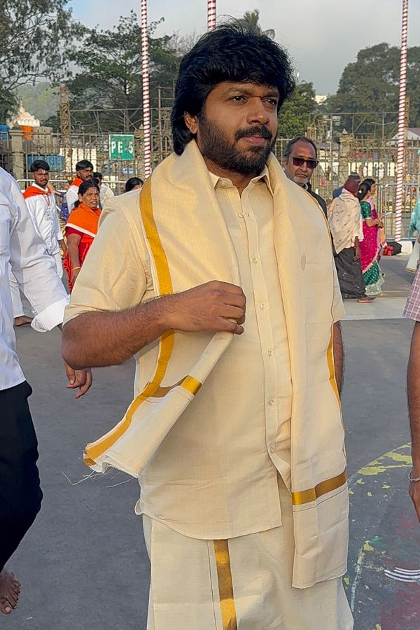 Director_20Anil_20Ravipudi_20family_20visited_20Tirumala_20Srivari_20Temple_20Photos_20_2816_29.jpg 16