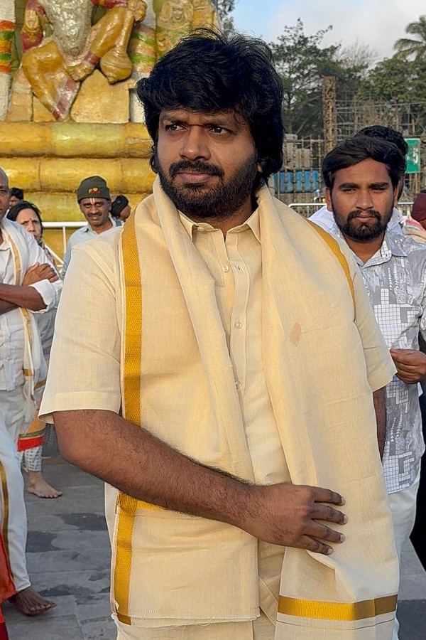 Director_20Anil_20Ravipudi_20family_20visited_20Tirumala_20Srivari_20Temple_20Photos_20_2817_29.jpg 17