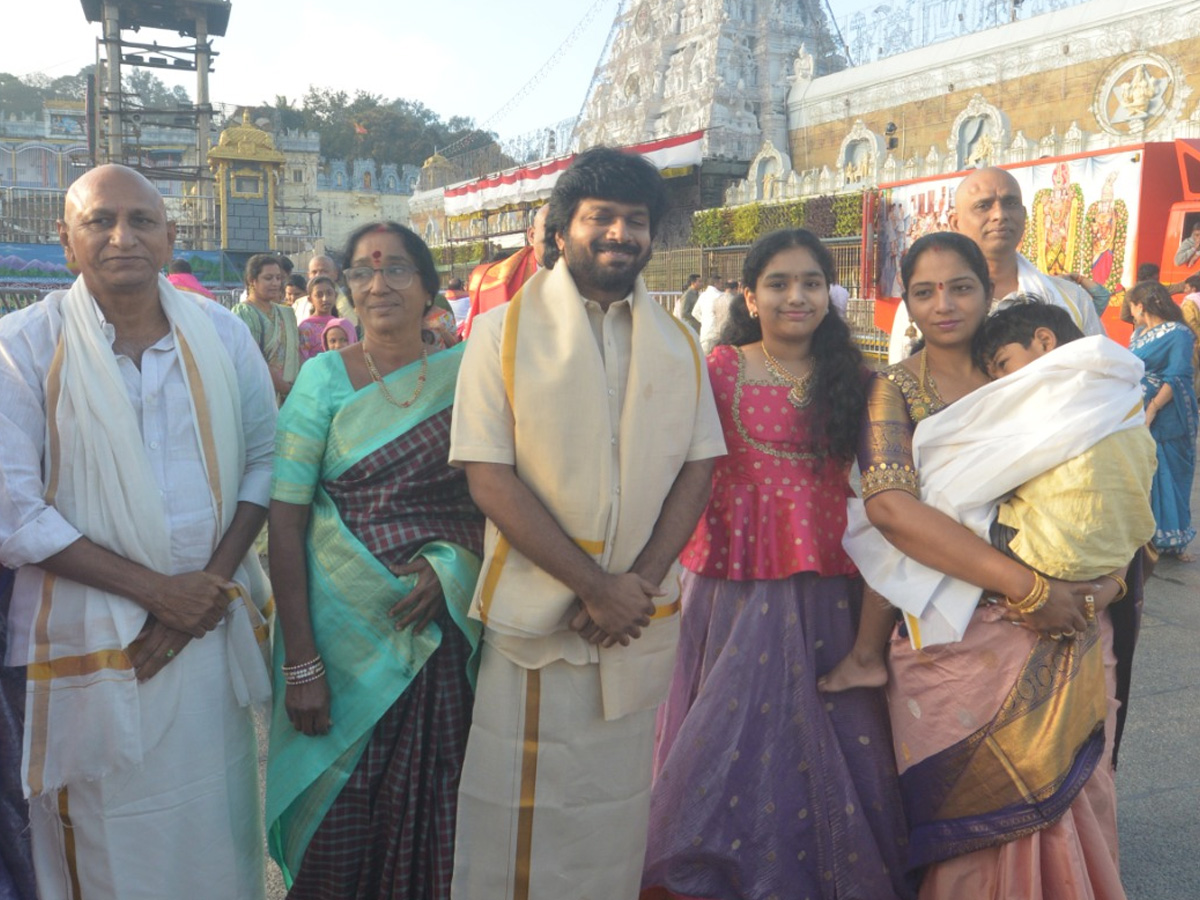 Director_20Anil_20Ravipudi_20family_20visited_20Tirumala_20Srivari_20Temple_20Photos_20_282_29.jpg 3
