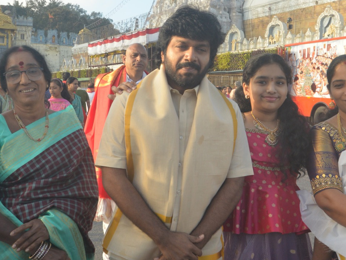 Director_20Anil_20Ravipudi_20family_20visited_20Tirumala_20Srivari_20Temple_20Photos_20_283_29.jpg 4