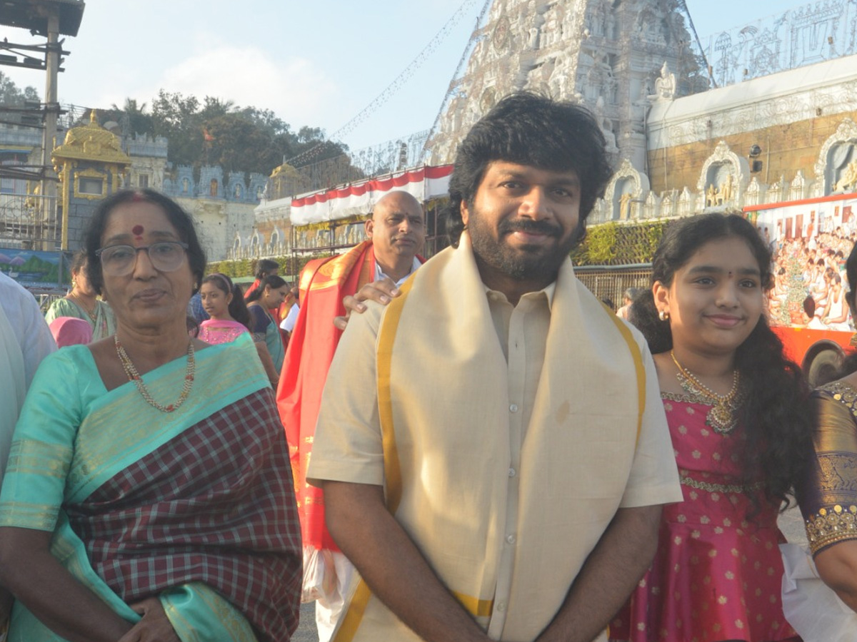 Director_20Anil_20Ravipudi_20family_20visited_20Tirumala_20Srivari_20Temple_20Photos_20_284_29.jpg 5