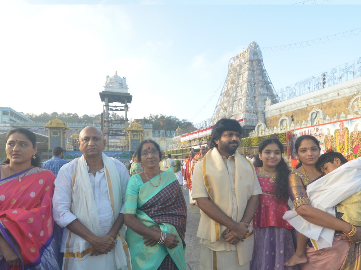 Director_20Anil_20Ravipudi_20family_20visited_20Tirumala_20Srivari_20Temple_20Photos_20_286_29.jpg 7