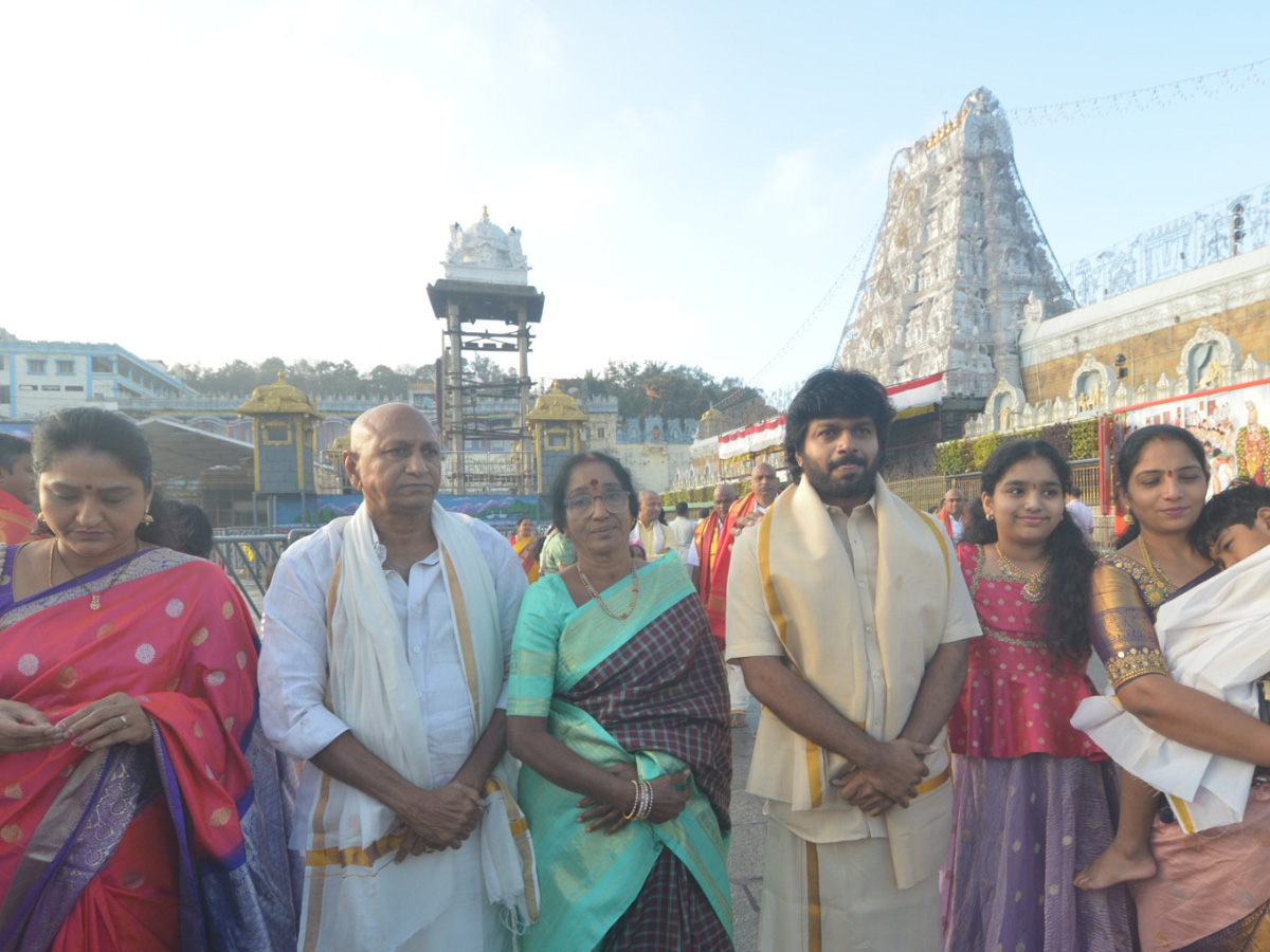Director_20Anil_20Ravipudi_20family_20visited_20Tirumala_20Srivari_20Temple_20Photos_20_288_29.jpg 1