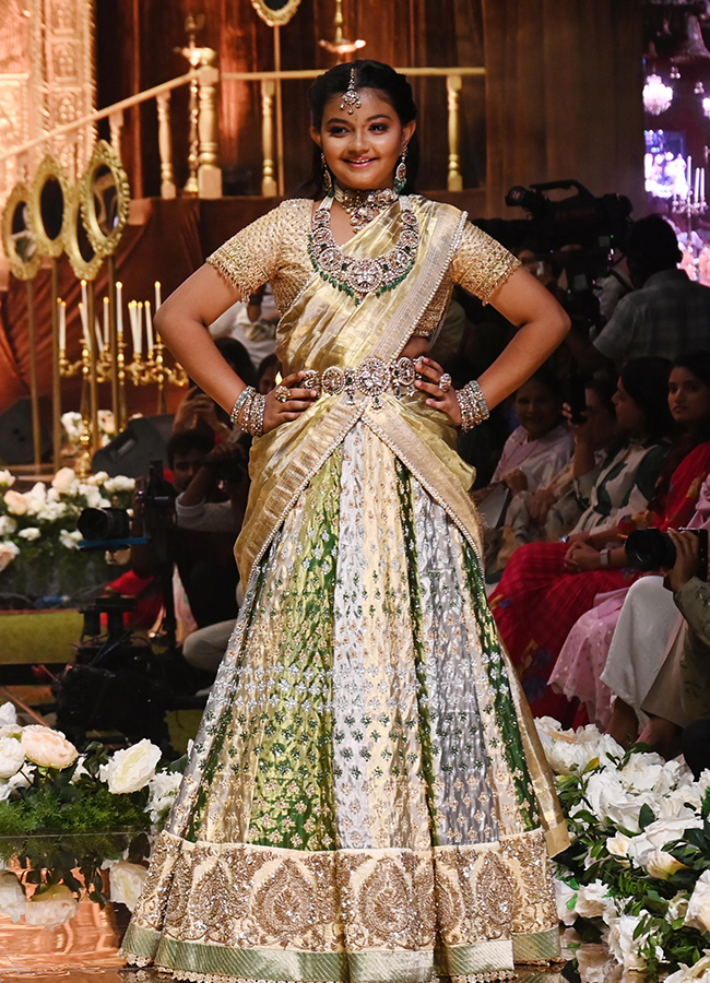 Mahesh_20Babu_20Daughter_20Sitara_20Created_20a_20buzz_20in_20the_20City__20_285_29.jpg 5