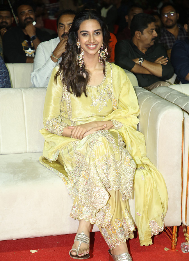 Tollywood_20Actress_20Meenakshi_20Chaudhary_20HD_20Photos__20_2811_29.jpg 11