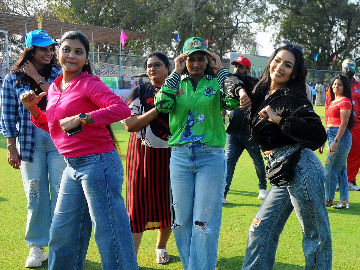 TV_20Actress_20Dance_20at_20Anantapur_20Cine_20Celebrities_20Cricket_20__20_2810_29.jpg 10