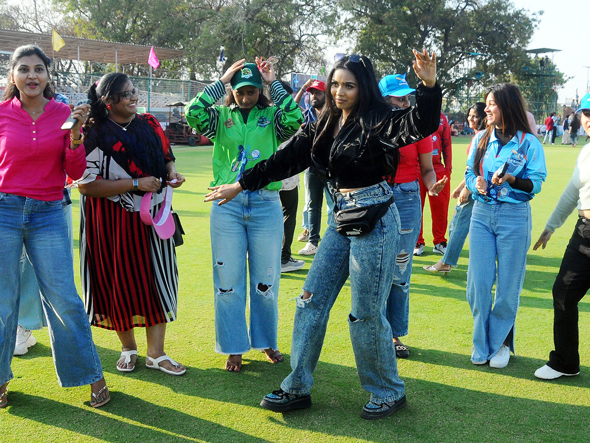 TV_20Actress_20Dance_20at_20Anantapur_20Cine_20Celebrities_20Cricket_20__20_2811_29.jpg 11