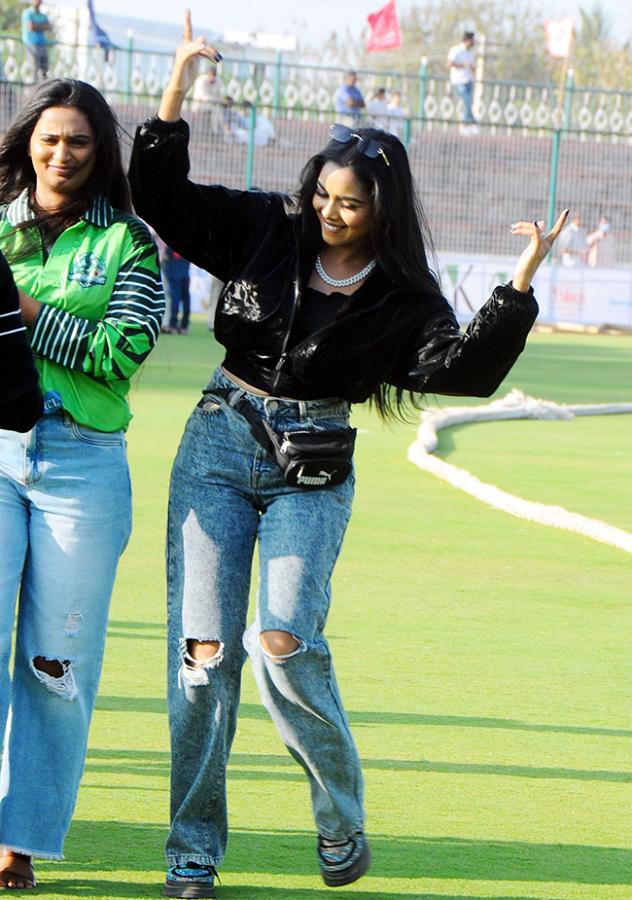 TV_20Actress_20Dance_20at_20Anantapur_20Cine_20Celebrities_20Cricket_20__20_2822_29.jpg 22