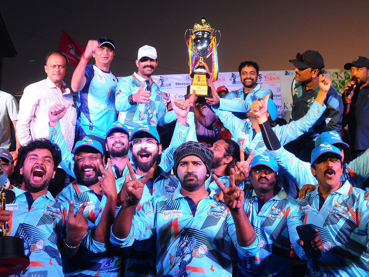 TV_20Actress_20Dance_20at_20Anantapur_20Cine_20Celebrities_20Cricket_20__20_284_29.jpg 4