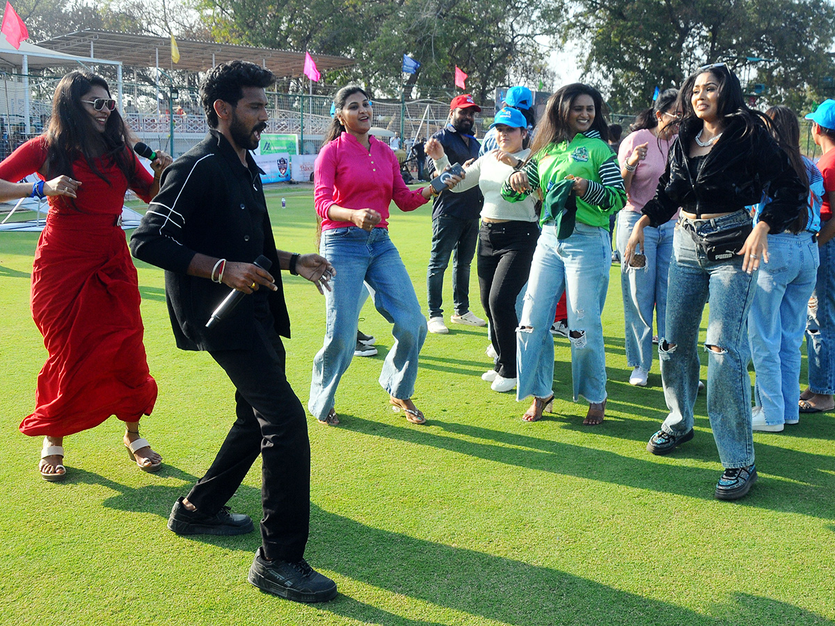 TV_20Actress_20Dance_20at_20Anantapur_20Cine_20Celebrities_20Cricket_20__20_289_29.jpg 9