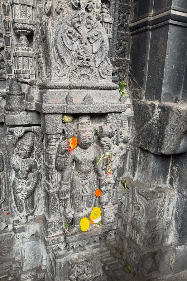 Actress_20Ananya_20Panday_20visits_20Trimbakeshwar_20Jyotirlinga_20Temple_20PHotos_20_2816_29.jpg 17