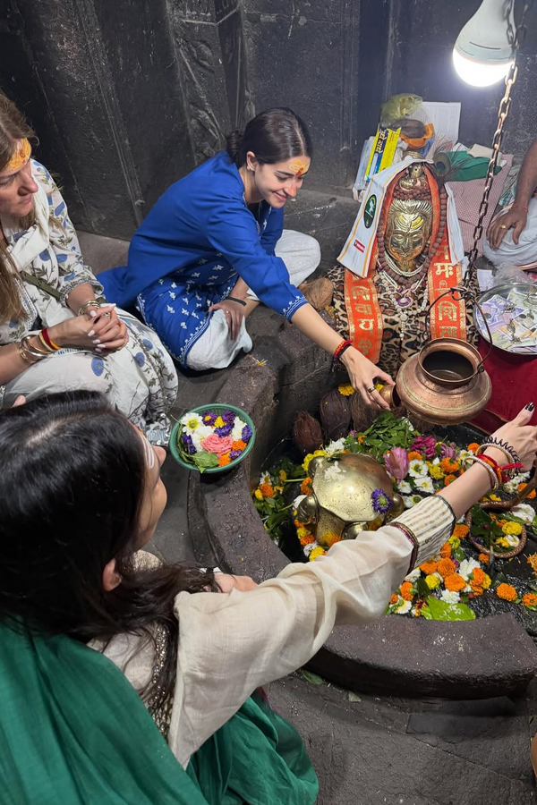 Actress_20Ananya_20Panday_20visits_20Trimbakeshwar_20Jyotirlinga_20Temple_20PHotos_20_284_29.jpg 5