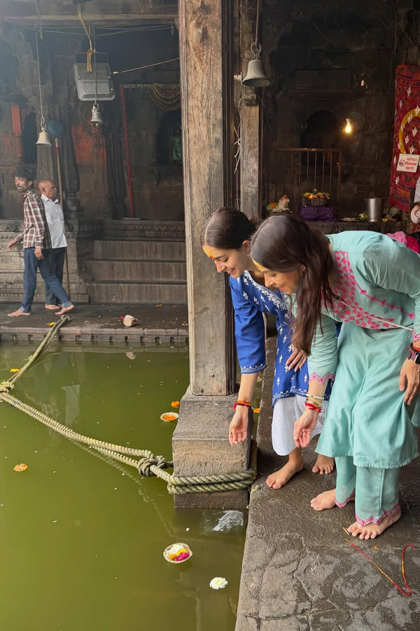 Actress_20Ananya_20Panday_20visits_20Trimbakeshwar_20Jyotirlinga_20Temple_20PHotos_20_286_29.jpg 7