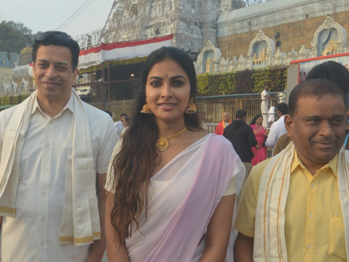 Actresses_20Divi_20Vadthya_20And_20Ashu_20Reddy_20Visits_20Tirumala_20Photos_20_282_29.jpg 3