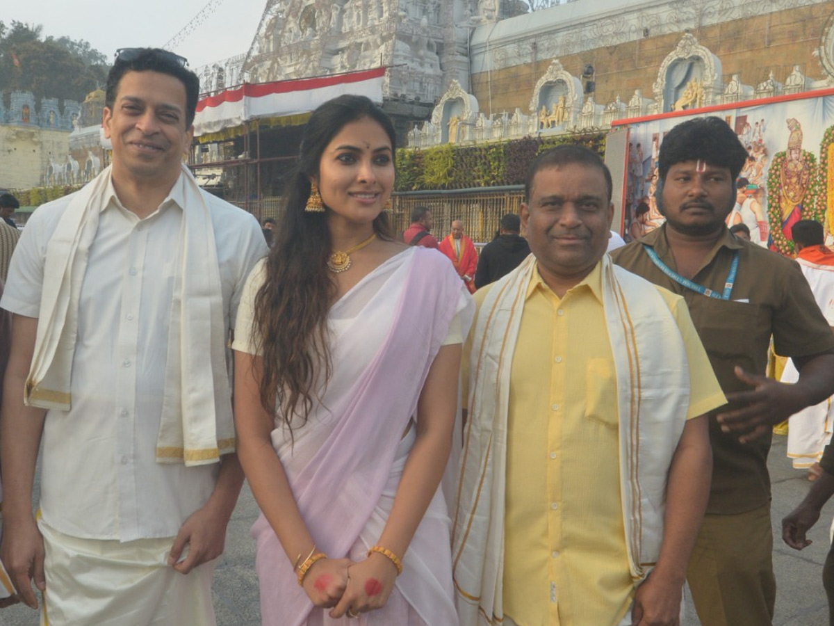 Actresses_20Divi_20Vadthya_20And_20Ashu_20Reddy_20Visits_20Tirumala_20Photos_20_284_29.jpg 5