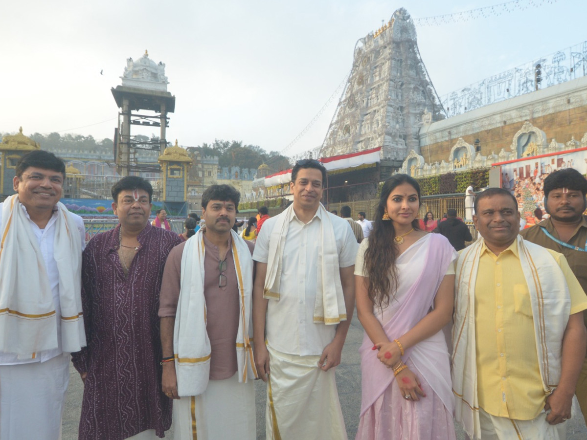 Actresses_20Divi_20Vadthya_20And_20Ashu_20Reddy_20Visits_20Tirumala_20Photos_20_285_29.jpg 6