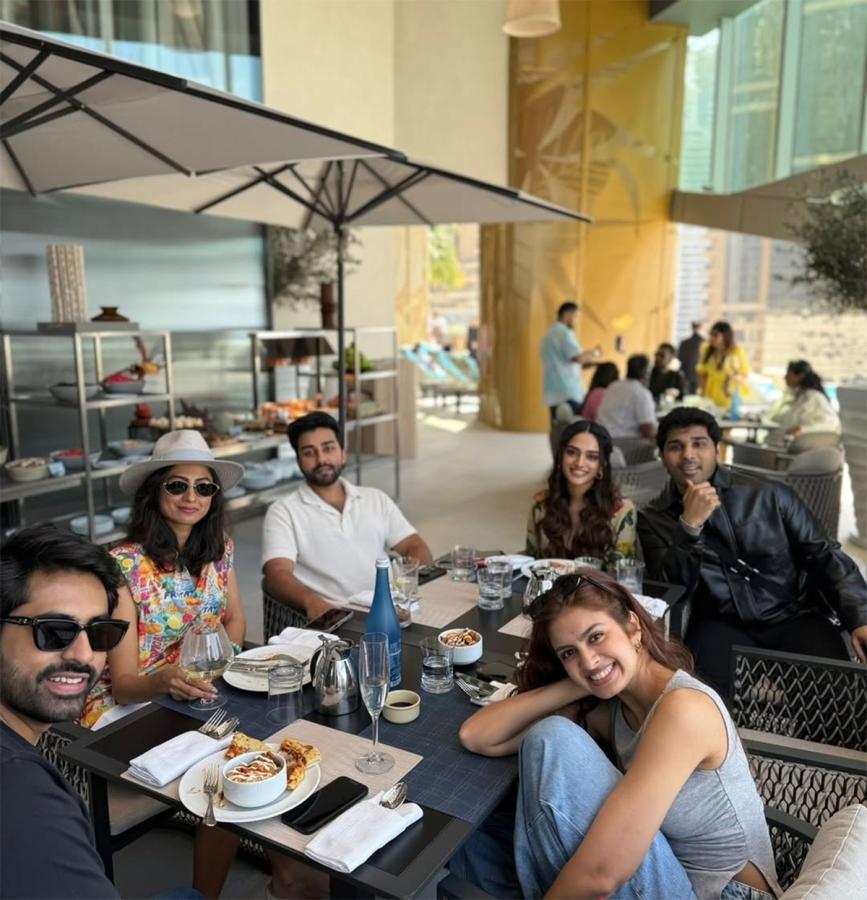Allu_20Sirish_20Bachelor_20Party_20unseen_20Moments_20Viral_20Photos__20_2812_29.jpg 12