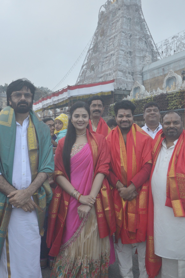 Anchor_20And_20Actress_20Sreemukhi_20Visits_20Tirumala_20Temple_20With_20Jabardasth_20Avinash_20Photos_20_281_29.jpg 2