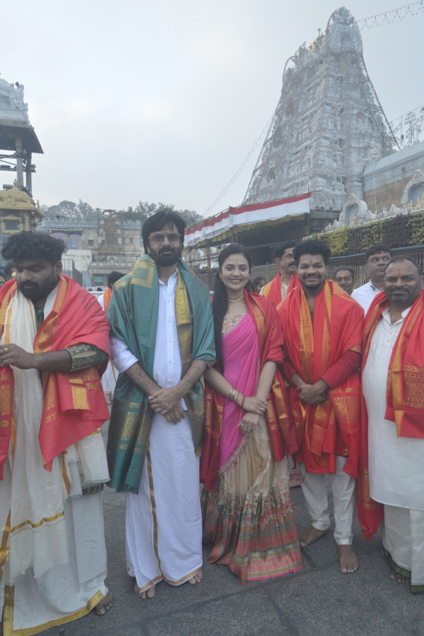 Anchor_20And_20Actress_20Sreemukhi_20Visits_20Tirumala_20Temple_20With_20Jabardasth_20Avinash_20Photos_20_282_29.jpg 3