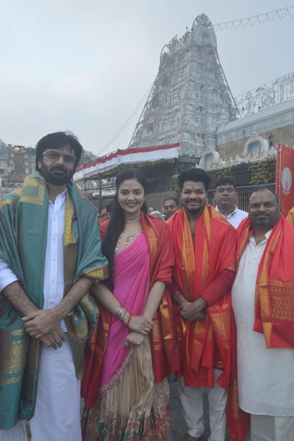 Anchor_20And_20Actress_20Sreemukhi_20Visits_20Tirumala_20Temple_20With_20Jabardasth_20Avinash_20Photos_20_283_29.jpg 4