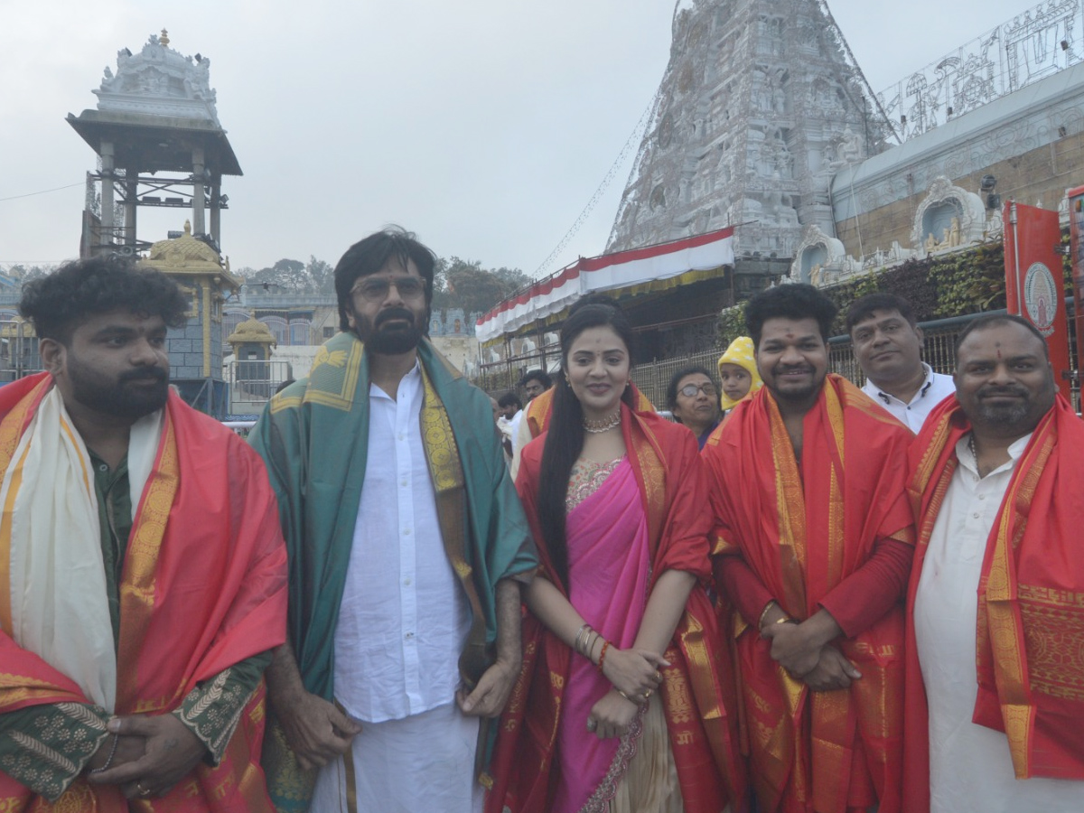 Anchor_20And_20Actress_20Sreemukhi_20Visits_20Tirumala_20Temple_20With_20Jabardasth_20Avinash_20Photos_20_284_29.jpg 1