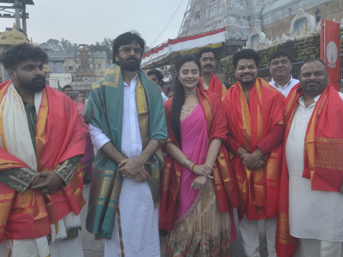 Anchor_20And_20Actress_20Sreemukhi_20Visits_20Tirumala_20Temple_20With_20Jabardasth_20Avinash_20Photos_20_285_29.jpg 5