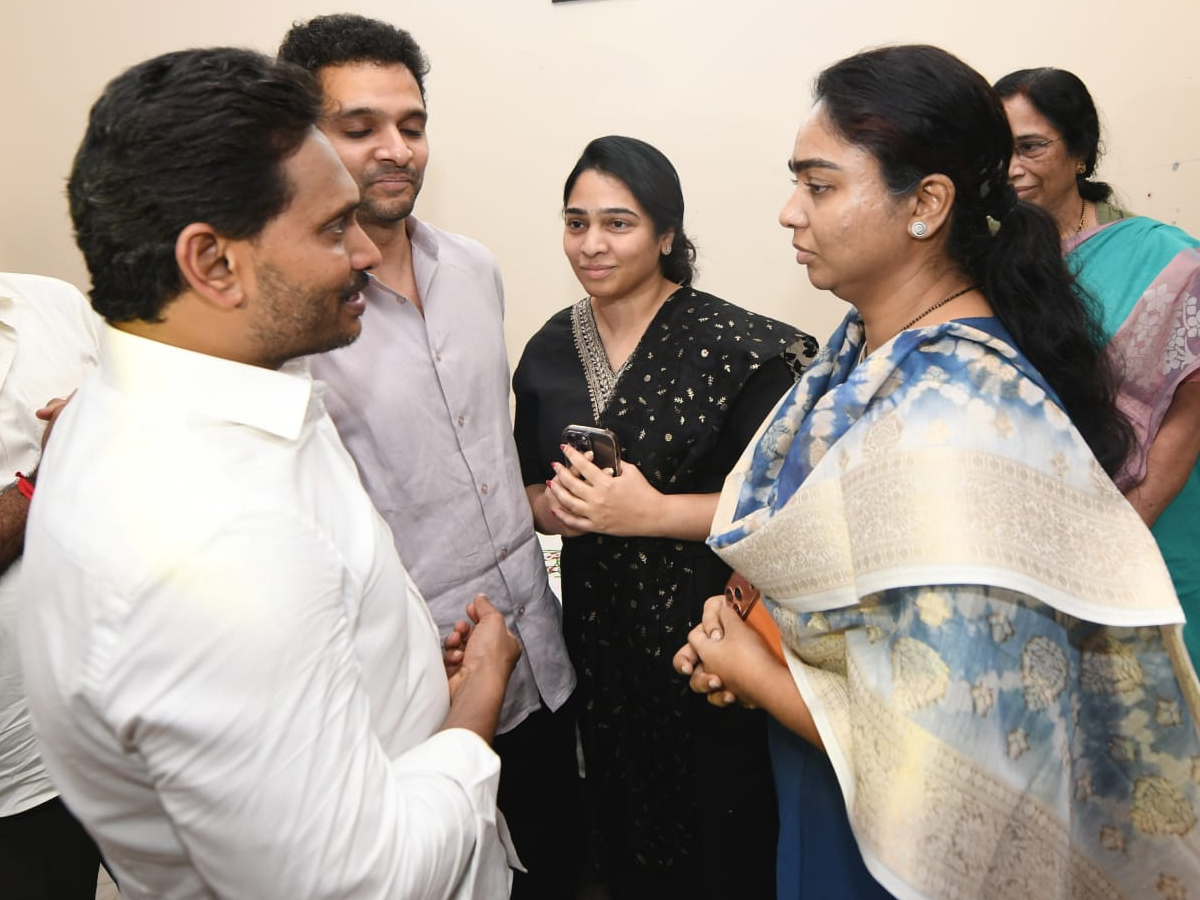 YS_20Jagan_20Visit_20Ambati_20Rambabu_20House_20PHotos_15_20_288_29_0.jpg 8