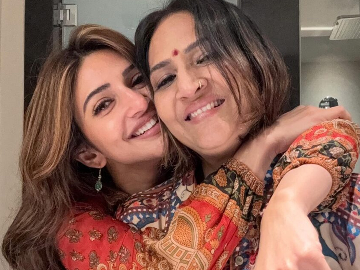 Actress_20Sreeleela_20wishing_20Her_20mother_20with_20cutest_20pics_20on_20Her_20Birthday_20PHotos_20_2810_29.jpg 11