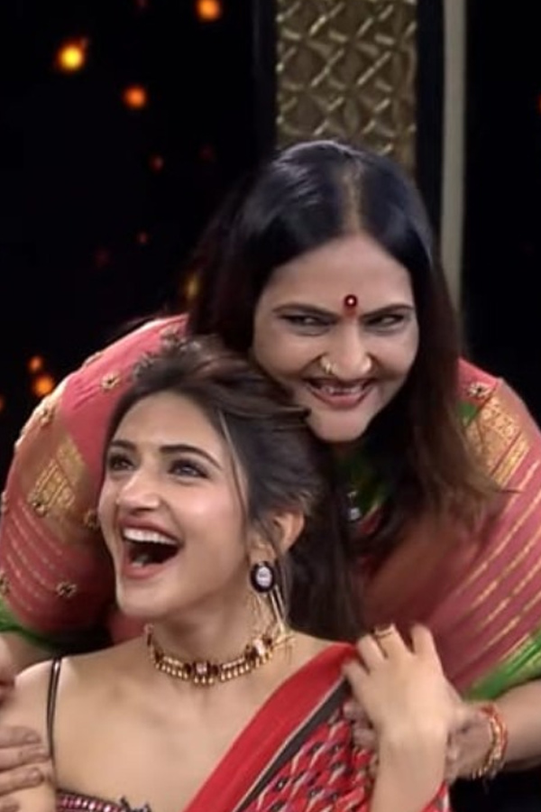 Actress_20Sreeleela_20wishing_20Her_20mother_20with_20cutest_20pics_20on_20Her_20Birthday_20PHotos_20_2811_29.jpg 12