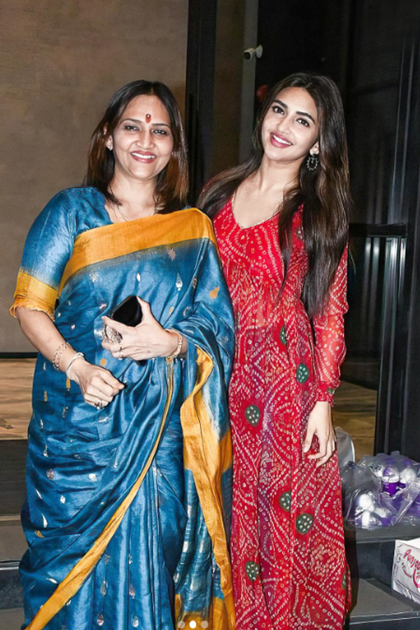 Actress_20Sreeleela_20wishing_20Her_20mother_20with_20cutest_20pics_20on_20Her_20Birthday_20PHotos_20_2812_29.jpg 13