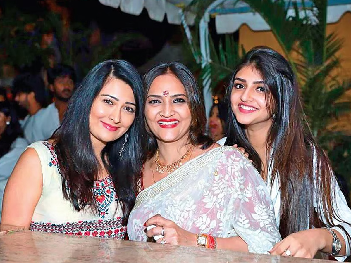 Actress_20Sreeleela_20wishing_20Her_20mother_20with_20cutest_20pics_20on_20Her_20Birthday_20PHotos_20_2816_29.jpg 17