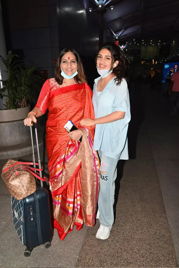 Actress_20Sreeleela_20wishing_20Her_20mother_20with_20cutest_20pics_20on_20Her_20Birthday_20PHotos_20_2817_29.jpg 18